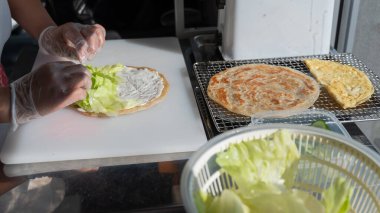 Şef somonlu Quesadilla ile yassı ekmek hazırlar.