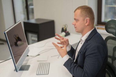 Kafkasyalı sağır adam çevrimiçi görüşmeler için işaret dili kullanıyor