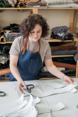 Kadın tabakçı atölyede çalışıyor.