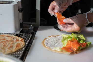Şef somonlu yassı ekmek hazırlıyor. Quesadilla