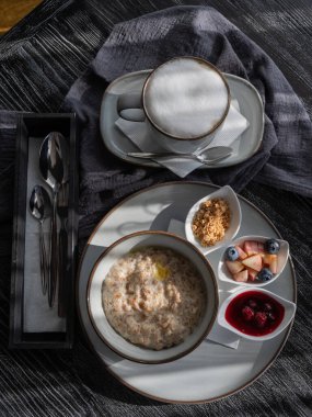 Yulaf lapası ve kahve. Bir kafede kahvaltı servisi yaptım. Dikey fotoğraf