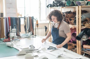 Kadın tabakçı atölyede çalışıyor.
