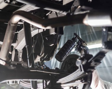 Üstat arabanın altına korozyon önleyici sprey sıkmış.