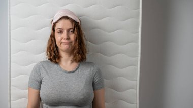 Mutsuz bir kadının uyku maskesini çıkarmasının ve uykusuzluk çekmesinin en iyi görüntüsü.