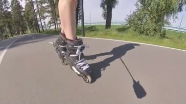 Kadın bacaklarına yakın çekim. Yaz aylarında paten kayan kadınlar.