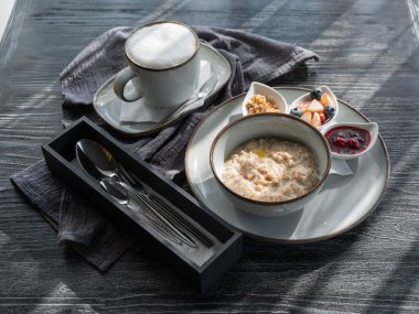 Yulaf lapası ve kahve. Bir kafede kahvaltı servisi yaptım.