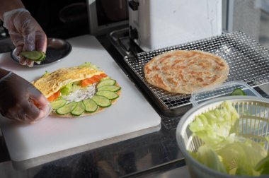 Şef somonlu Quesadilla ile yassı ekmek hazırlar.