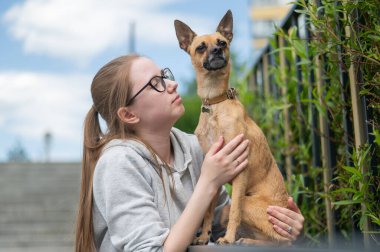 Genç beyaz bir kadın ve küçük şirin bir köpek gezdiriyordu.