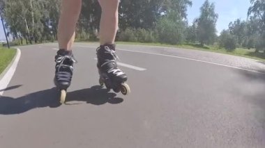 Kadın bacaklarına yakın çekim. Yaz aylarında paten kayan kadınlar.