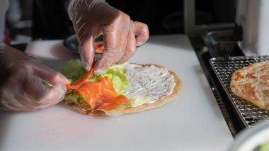 Şef somonlu yassı ekmek hazırlıyor. Quesadilla