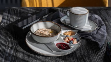 Yulaf lapası ve kahve. Bir kafede kahvaltı servisi yaptım.