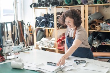 Kadın tabakçı atölyede çalışıyor.