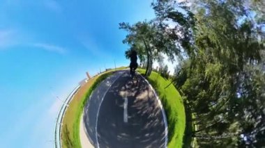 Kafkasyalı bir kadının bisiklet sürüşünün arka görüntüsü. 360 derecelik video