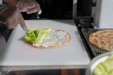 Aşçı dolgulu bir yassı ekmek hazırlar. Quesadilla
