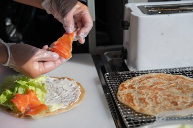 Şef somonlu yassı ekmek hazırlıyor. Quesadilla