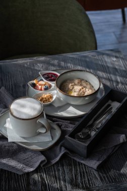 Yulaf lapası ve kahve. Bir kafede kahvaltı servisi yaptım. Dikey fotoğraf