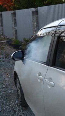 Duman arabanın içinden geliyor. Dikey video