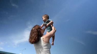 Kafkasyalı kadın bir yaşındaki oğlunu başının üstünde tutuyordu. 360 derece video