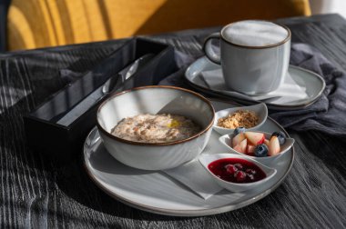 Yulaf lapası ve kahve. Bir kafede kahvaltı servisi yaptım.