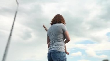 Beyaz bir kadın bir yaşındaki oğlunu kucağına aldı. 360 derecelik video
