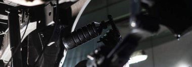 Üstat arabanın altına korozyon önleyici sprey sıkmış.