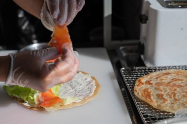 Şef somonlu yassı ekmek hazırlıyor. Quesadilla