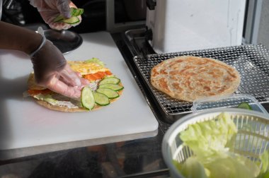 Şef somonlu Quesadilla ile yassı ekmek hazırlar.