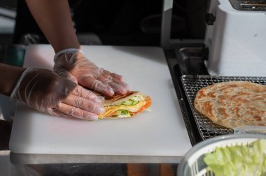 Şef somonlu Quesadilla ile yassı ekmek hazırlar.