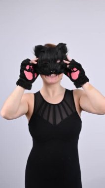 Kedi maskesi takan beyaz bir kadın. Kuadrober