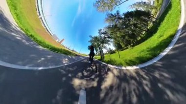 Kafkasyalı bir kadının bisiklet sürüşünün arka görüntüsü. 360 derecelik video