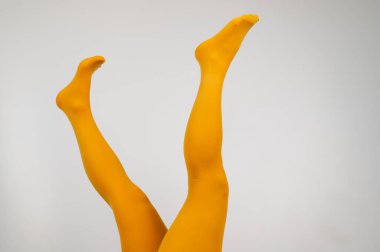 Beyaz bir arka planda, kadın bacakları. Boşluğu kopyala