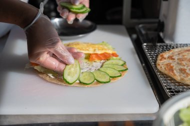 Şef somonlu Quesadilla ile yassı ekmek hazırlar.