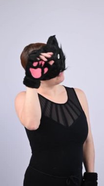 Beyaz kadın kedi davranışlarını taklit ediyor. Kuadrober