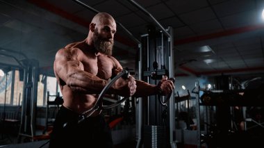 Kel Kafkas vücut geliştirme sandığı spor salonunda kablolu yayını kullanıyor.