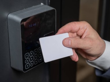Bir adam bir kartla kapıyı açar. Modern elektronik kilit. Anahtarsız Girdi. 