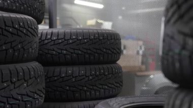 Mağazada yeni lastikler var.