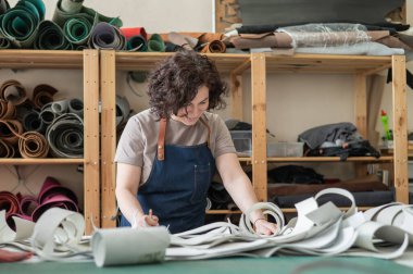 Kadın tabakçı atölyede çalışıyor.