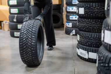 Tamircinin garajında yeni çivili araba lastikleri var.