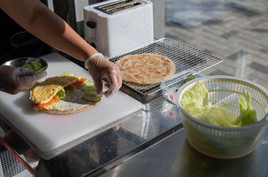 Şef somonlu Quesadilla ile yassı ekmek hazırlar.