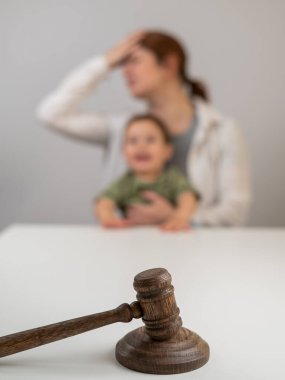 Beyaz bir kadın kucağında bebekle ağlıyordu. Hakim tokmağı arkasında boşanmıştı.