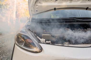 Duman arabanın kaputunun altından geliyor.