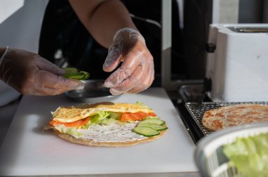 Şef somonlu Quesadilla ile yassı ekmek hazırlar.