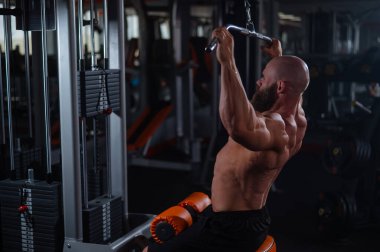 Kafkasyalı bir adam bir makinede çekiş yapıyor.