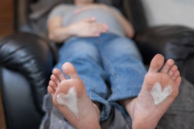 Güzellik salonunda hırdavat pedikür yapan hamile bir kadın.