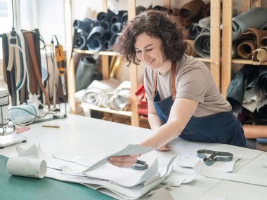 Kadın tabakçı atölyede çalışıyor.