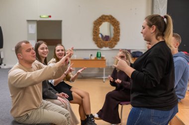 Gençler üniversite sınıfında işaret diliyle iletişim kurarlar.. 