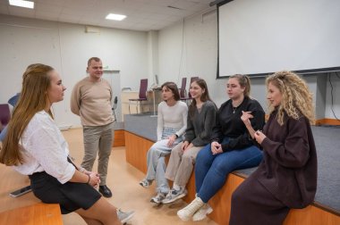 Gençler üniversite sınıfında işaret diliyle iletişim kurarlar.