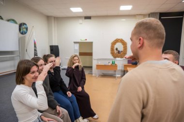 İşitme engelli öğrenciler üniversitedeki tatillerde iletişim kuruyorlar.