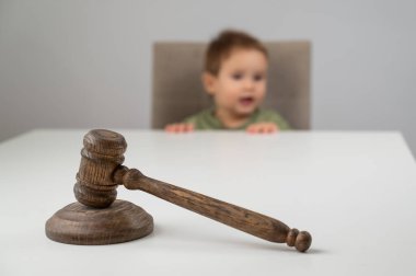Yargıç tokmağının arkasındaki küçük çocuk.