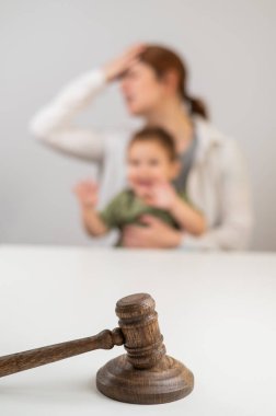 Beyaz bir kadın kucağında bebekle ağlıyordu. Hakim tokmağı arkasında boşanmıştı.